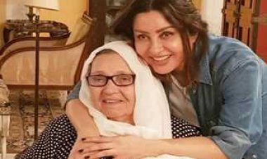 لطيفة تغادر مصر بجثمان والدتها لدفنها في تونس