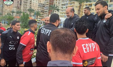 عامر حسين يجتمع بلاعبي منتخب الكرة الشاطئية بالإسكندرية