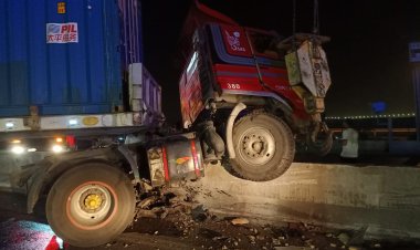 إصابة 15 في انقلاب ميكروباص على طريق أسيوط الغربي