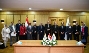 محافظ قنا ورئيس هيئة تنمية الصعيد يوقعان برتوكول تعاون لإدارة المجمع الصناعي الحرفي بقرية الكرنك