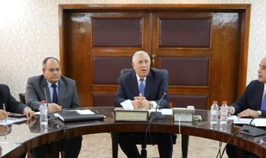 وزير الزراعة يبحث مع قيادات الوزارة التوسع فى تقديم وتطوير خدمات الإرشاد الزراعي