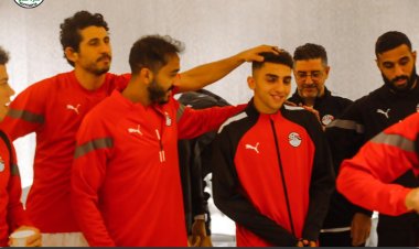 بعد استبعاده بسبب الإصابة.. لاعبو المنتخب  يدعمون «كوكا» قبل مغادرة المعسكر | صور