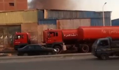 الدفع بـ 4 خزانات مياه لإطفاء حريق مصنع نسيج بالمرج
