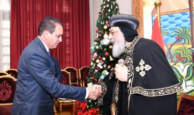 وزير شئون المجالس النيابية يهنئ  البابا تواضروس بعيد الميلاد