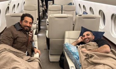 «بنتكلم في موضوع مهم».. أحمد سعد بالبطانية في طائرة خاصة بمشاركة شقيقه عمرو سعد