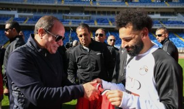 محمد صلاح يهدى الرئيس السيسي قميص المنتخب 