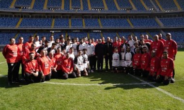 الرئيس السيسي يتوسط صورة مع المنتخب المصري لكرة القدم