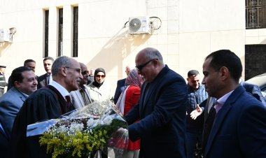 محافظ قنا يزور الكنيسة الإنجيلية بنجع حمادي للتهنئة بعيد الميلاد المجيد