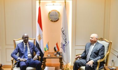 وزير النقل يلتقي سفير رواندا بالقاهرة لبحث سبل التعاون في مجالات النقل المختلفة