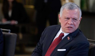 الملك  عبد الله الثاني يودع الرئيس السيسي والفلسطيني لدى مغادرتهما العقبة