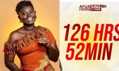 امرأة تحاول تحطيم الرقم القياسي لمدة 127 ساعة غنائية