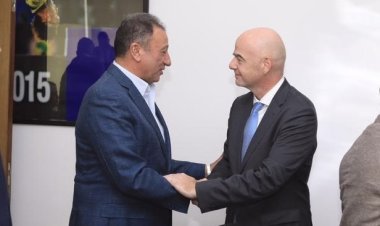 إنفانتينو يهنئ الخطيب ببرونزية كأس العالم.. ويشيد باحترافية منظومة العمل بالأهلي