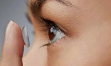 مخاطر العدسات اللاصقة وأطقم الأسنان.. تعرف عليها