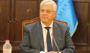 وزير التعليم العالي يستعرض تقريرًا حول جهود الجامعات في محو الأمية