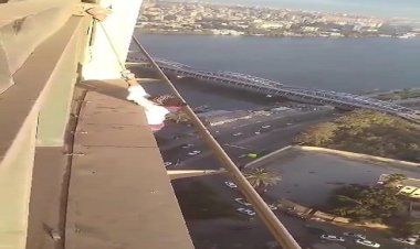 حاولوا إنقاذها.. فيديو يكشف لحظات مروعة لسقوط فتاة من الطابق الـ26 بأحد فنادق بالقاهرة