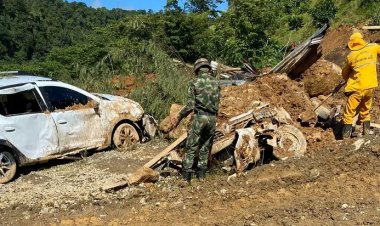 انهيار طيني يخفي معالم السيارات.. فيديو مفجع