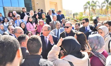 وزير الاتصالات يتفقد مصنع «سيكو» لإنتاج الهواتف المحمولة بالمنطقة التكنولوجية بأسيوط