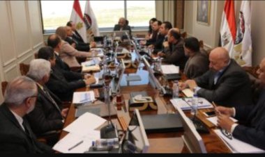 وزير قطاع الأعمال يستعرض الجدول الزمنى لبدء تشغيل مصانع النسيج تجريبيا