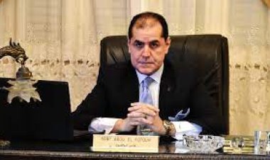 خبير مصرفي يوضح قيود السحب النقدي في البنوك المصرية والتحديات الاقتصادية.. (خاص)