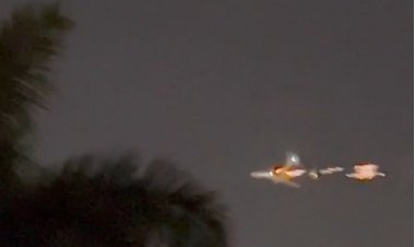 لحظة مرعبة.. اندلاع النيران في محرك طائرة بوينج بعد إقلاعها من ميامي (فيديو)