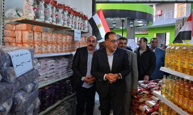 "مدبولي" يتفقد معرض السلع الغذائية بحي اللوتس في أسوان