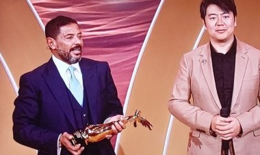 بالصور.. مايسترو العرب هاني فرحات يكرم لانغ لانغ في حفل Joy Awards بالسعودية