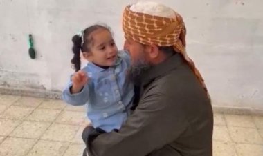 بعد شائعات مقتل «أبو ضياء».. الجد الفلسطيني يطمئن الناس على صحته