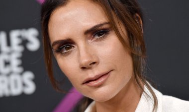 فيكتوريا بيكهام تثير الجدل بنصائحها للعناية بالبشرة واعتمادها على مصباح LED