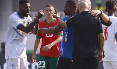 «درجة الحرارة».. سبب اشتباك وليد الركراكي مع قائد منتخب الكونغو الديمقراطية