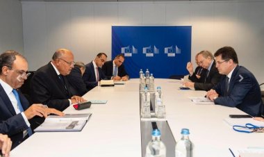 ‏‎"شكري" يبحث مع المفوض الأوروبي لإدارة الأزمات وقف الحرب في غزة