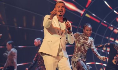 عمرو دياب يتصدر التريند  بعد ظهوره المبهر في ختام حفل "جوي أوورد"