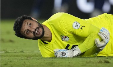 الأهلي يستفسر عن تطورات إصابة محمد الشناوي في المنتخب