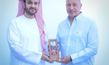 الخطيب يستقبل المدير العام للتنمية السياحية بعجمان ويهديه درع وعلم الأهلي