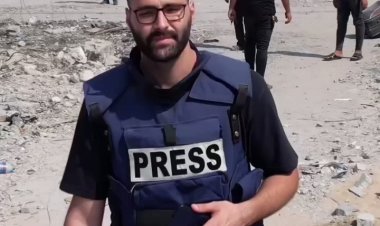 متجهًا إلى قطر.. الصحفي  الفلسطيني معتز عزايزة يغادر قطاع غزة من معبر رفح