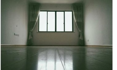 العثور على طفل يعيش بمفرده بمنزله لمدة عامين .. أية الحكاية؟