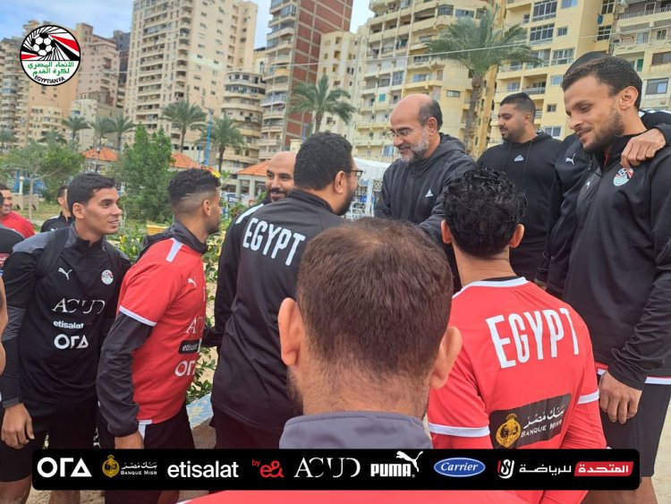 عامر حسين يجتمع بلاعبي منتخب الكرة الشاطئية بالإسكندرية