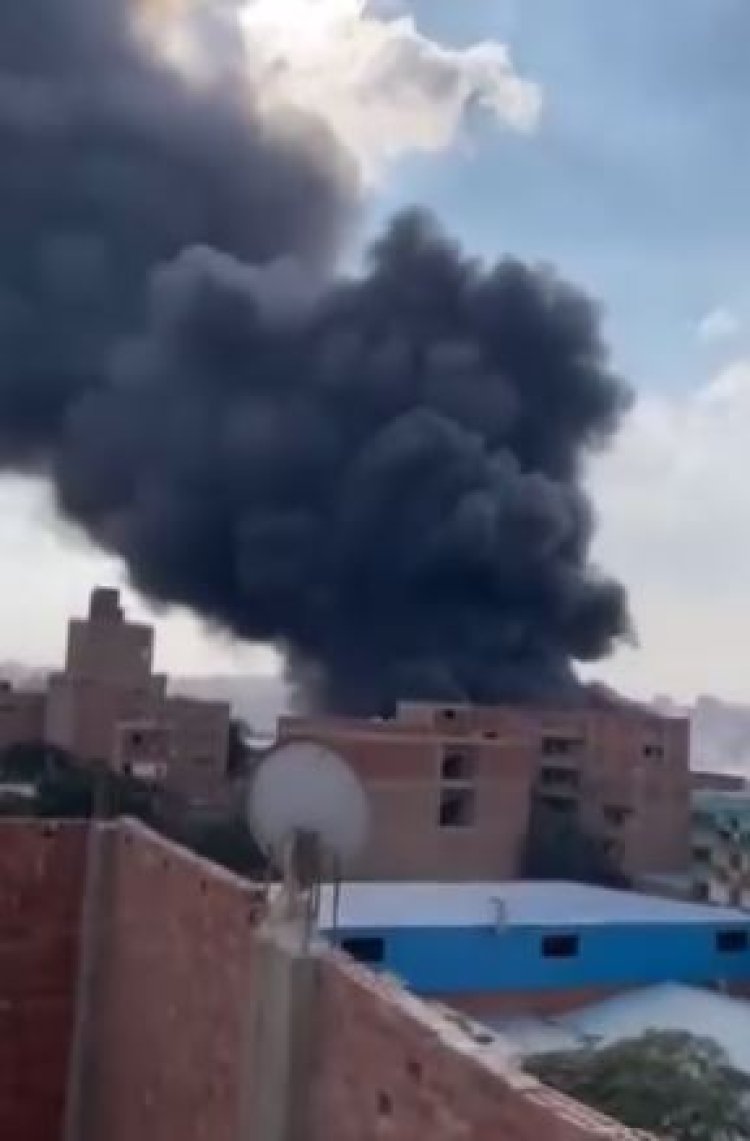 نشوب حريق داخل مصنع أقمشة فى النزهة