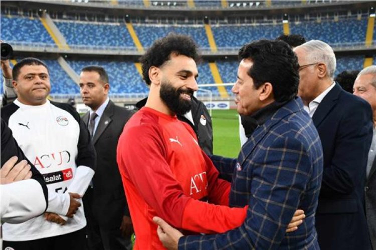 وزير الرياضة يستقبل لاعبي المنتخب قبل انطلاق المران في استاد العاصمة الإدارية