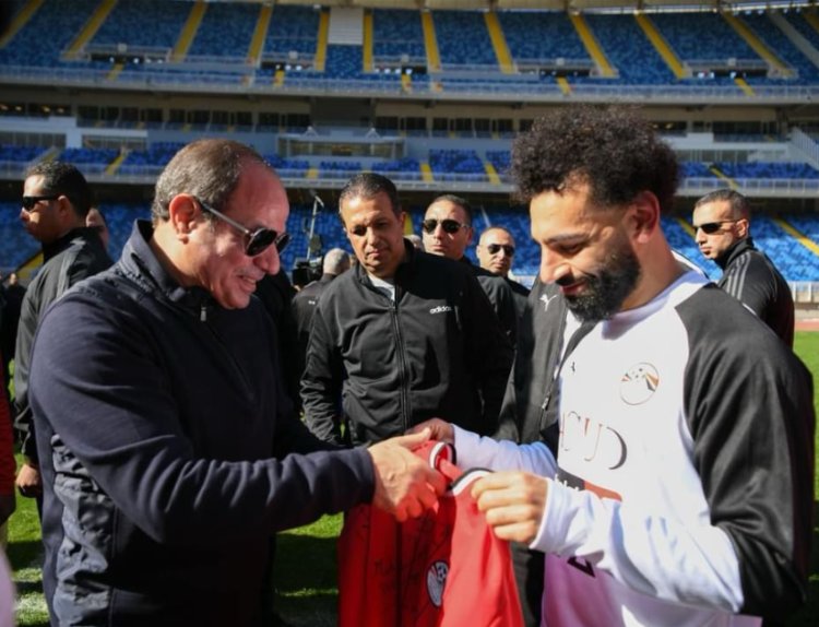 محمد صلاح يهدى الرئيس السيسي قميص المنتخب 