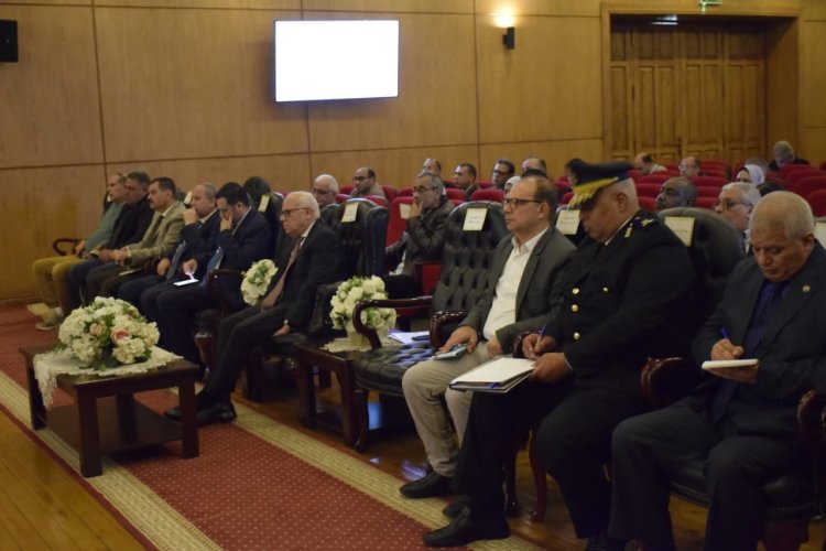 محافظ بورسعيد يستعرض مستجدات العمل في تطوير شمال سهل الحسينية