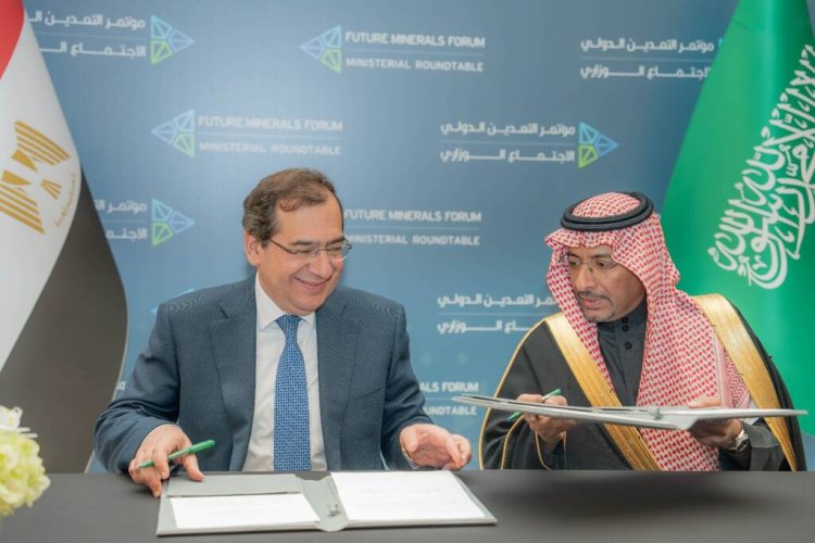 الملا يوقع مذكرة تفاهم مع وزير الصناعة السعودي للتعاون في مجال الثروة المعدنية