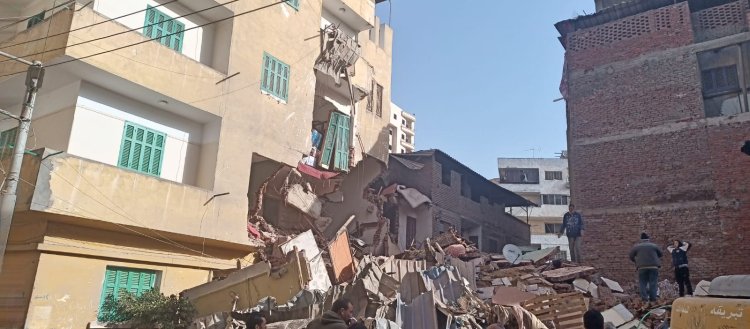 العناية الإلهية تنقذ السكان.. إنهيار عقار وإزالة آخر في المنصورة