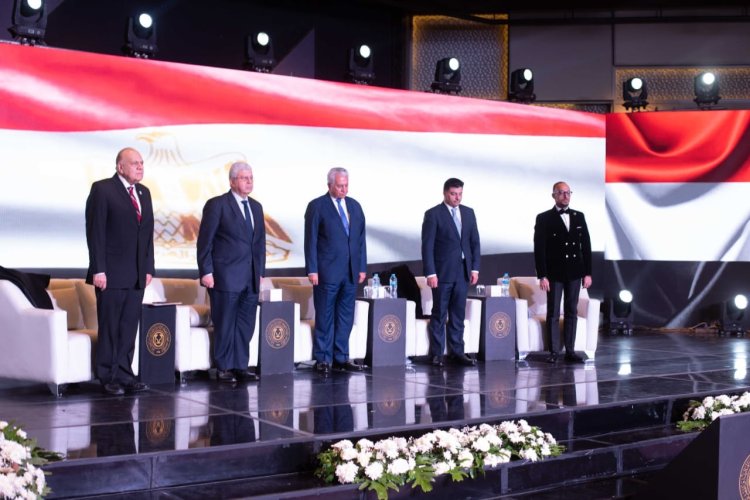 وزير التعليم العالي يشهد حفل تخرج الحاصلين على الدراسات العليا بالأكاديمية العربية للعلوم الإدارية