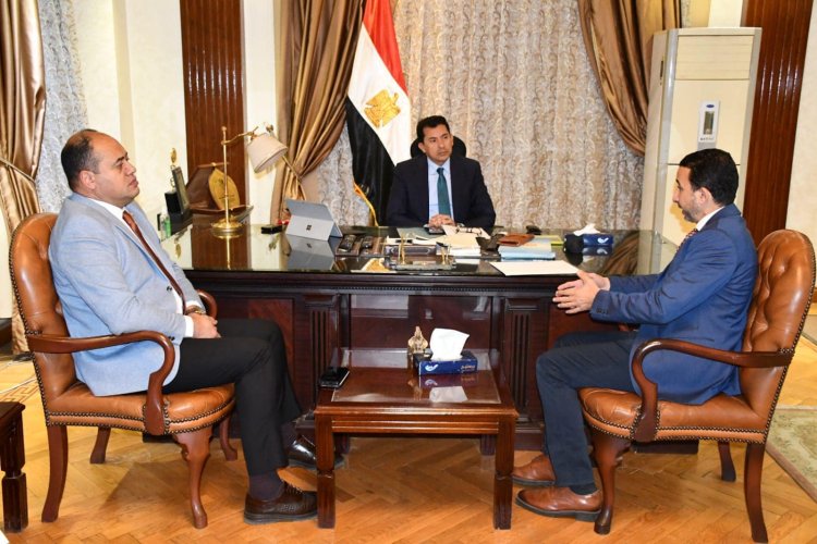 وزير الرياضة يلتقي رئيس الاتحاد المصري والعربي للبادل تنس