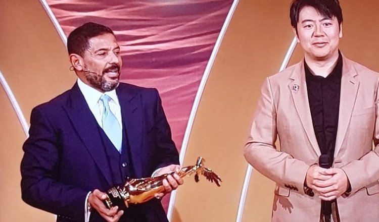 بالصور.. مايسترو العرب هاني فرحات يكرم لانغ لانغ في حفل Joy Awards بالسعودية