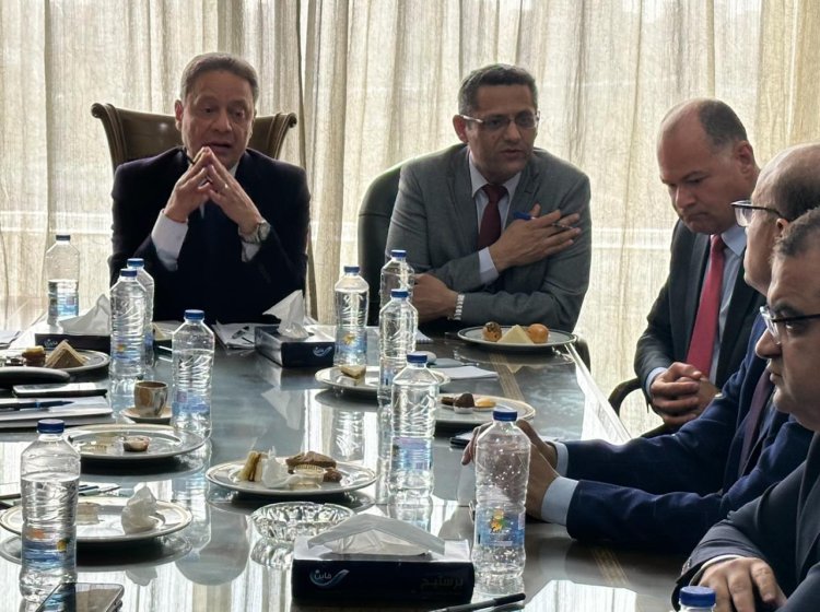 نقيب الصحفيين يناقش مع رئيس «الأعلى للإعلام» قواعد صرف «البدل»