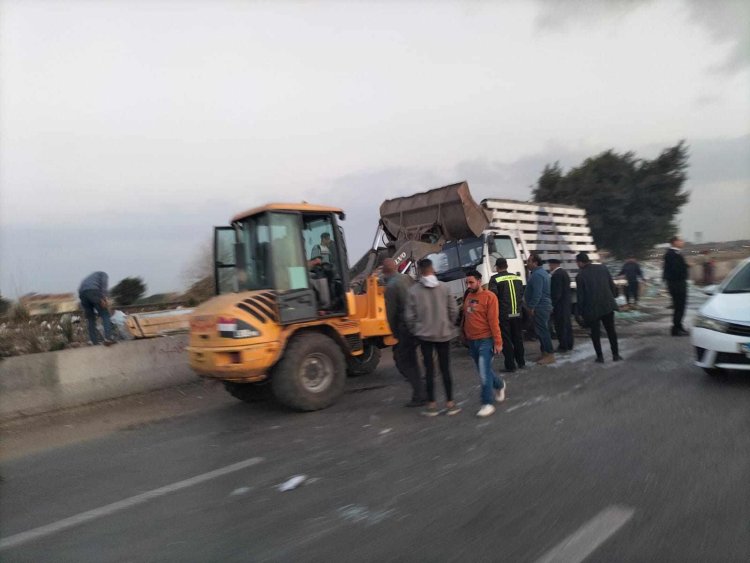 صور| سقوط سيارة نقل محملة بالزجاج على الطريق السريع بقليوب