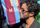 أحمد مالك يقبل تيشيرت محمد صلاح بعد تألقه في نادي طرابزون سبور
