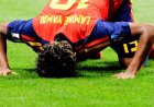 عقب تتويج إسبانيا بكأس العالم.. صورة سجود لامين يامال تتصدر الترند
