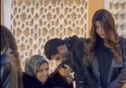يحتضنها ويقبل راسها.. محمد سامي يلازم مي عمر في عزاء والدها